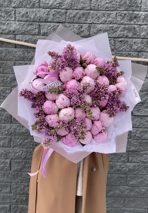 33 пиона и 8 веточек сирени 