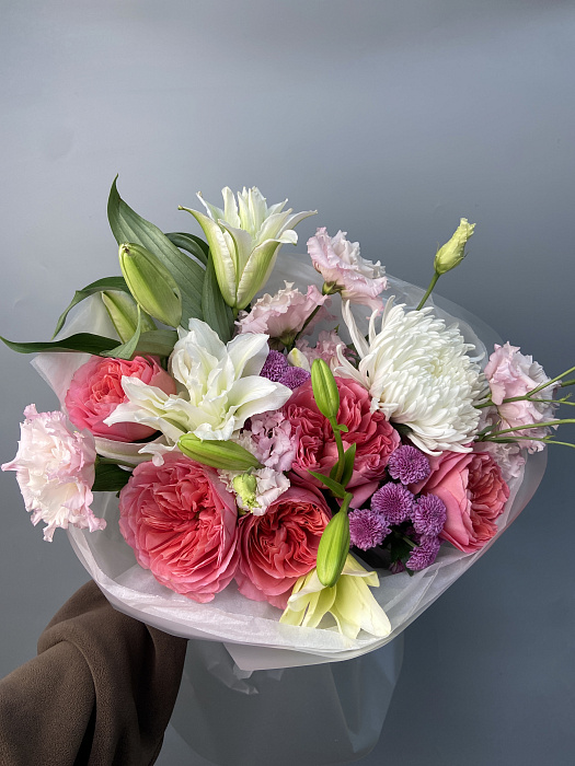 Роскошный букет с пионовидными розами и лилиями